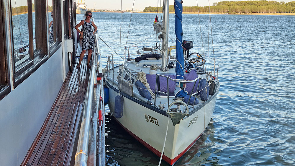 radiopelicano_donau_rumaenien_bruecke_restaurantschiff