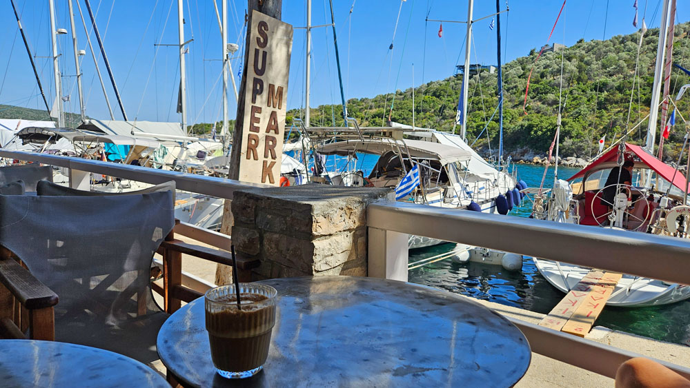 radiopelicano_on_the_sea_again_taverne